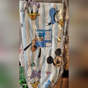 New with tags Disney Mickey and Friends Plush Throw Blanket 50"x70"